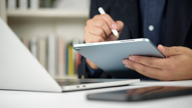 Mann mit ipad